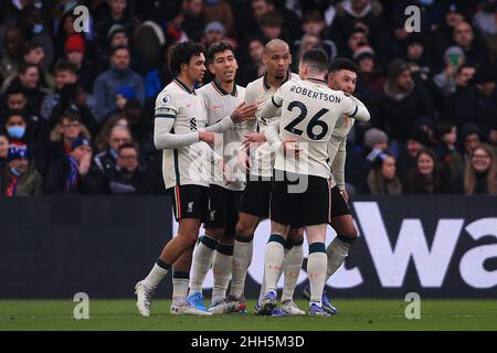 Londres, Royaume-Uni.23rd janvier 2022.Alex Oxlade-Chamberlain de Liverpool (r) célèbre avec ses coéquipiers après avoir obtenu le score de son équipe 2nd.Match de première ligue, Crystal Palace v Liverpool au stade Selhurst Park à Londres le dimanche 23rd janvier 2022. Cette image ne peut être utilisée qu'à des fins éditoriales.Utilisation éditoriale uniquement, licence requise pour une utilisation commerciale.Aucune utilisation dans les Paris, les jeux ou les publications d'un seul club/ligue/joueur. photo par Steffan Bowen/Andrew Orchard sports photographie/Alay Live news crédit: Andrew Orchard sports photographie/Alay Live News Banque D'Images