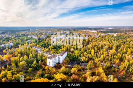 Ukraine, Oblast de Kiev, Pripyat, vue aérienne de la ville abandonnée en automne Banque D'Images