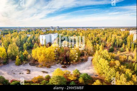 Ukraine, Oblast de Kiev, Pripyat, vue aérienne de la ville abandonnée en automne Banque D'Images