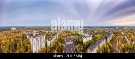 Ukraine, Oblast de Kiev, Pripyat, vue aérienne de la ville abandonnée en automne Banque D'Images