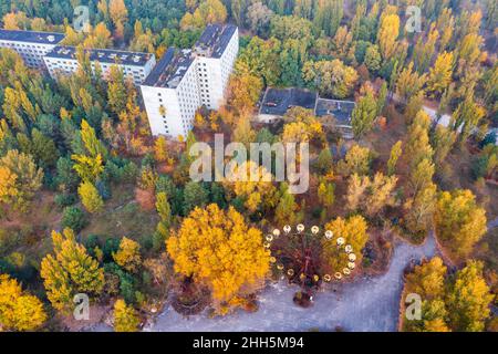 Ukraine, Oblast de Kiev, Pripyat, vue aérienne de la ville abandonnée en automne Banque D'Images