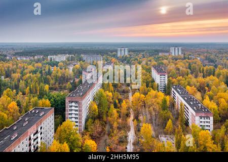 Ukraine, Oblast de Kiev, Pripyat, vue aérienne de la ville abandonnée au coucher du soleil d'automne Banque D'Images