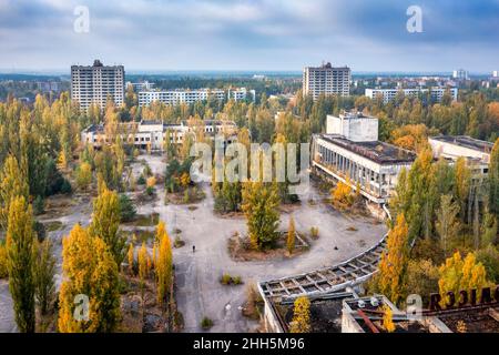 Ukraine, Oblast de Kiev, Pripyat, vue aérienne de la place vide de la ville abandonnée Banque D'Images