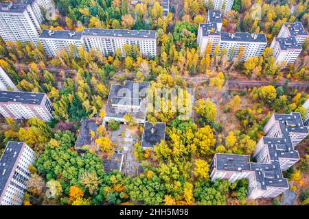 Ukraine, Oblast de Kiev, Pripyat, vue aérienne des toits de la ville abandonnée en automne Banque D'Images