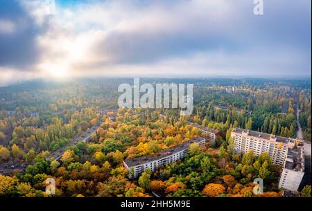 Ukraine, Oblast de Kiev, Pripyat, vue aérienne de la ville abandonnée au coucher du soleil d'automne Banque D'Images