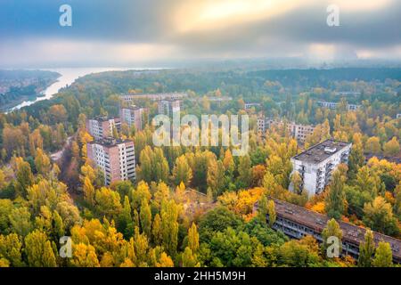 Ukraine, Oblast de Kiev, Pripyat, vue aérienne de la ville abandonnée au coucher du soleil d'automne Banque D'Images