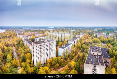 Ukraine, Oblast de Kiev, Pripyat, vue aérienne de la ville abandonnée en automne Banque D'Images