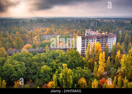 Ukraine, Oblast de Kiev, Pripyat, vue aérienne de la ville abandonnée au crépuscule de l'automne Banque D'Images