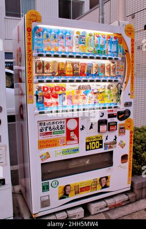 Distributeur automatique de boissons non alcoolisées à Tokyo, Japon. Banque D'Images