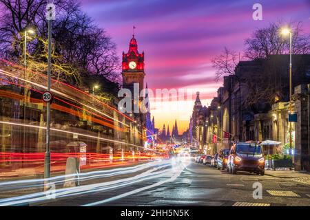 Royaume-Uni, Écosse, Édimbourg, pistes lumineuses de véhicules le long de Princes Street au crépuscule Banque D'Images
