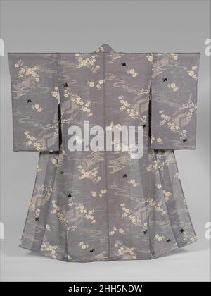 Kimono d'été avec le design des amoureux, des vagues, des Bellflowers chinois, des Pinks, des pins,Calèches, et Fences premier quart du 20th siècle Japon ce kimono d'été léger, de gaze de soie a un design traditionnel, représentant les calèches de cour (gosho-kuruma), les pinks, les fleurs de pavillon, et les pins avec des pluviers volants et de l'eau courante.Le modèle de calèche de cour était traditionnellement associé à l'aristocratie et pendant longtemps, seules les femmes de haut rang portaient des kimonos agrémentés de ce modèle.La cour de transport fait également allusion à la Tale de Genji.Contre le sol gris clair, les fleurs et les calèches a Banque D'Images