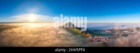 Royaume-Uni, Écosse, Berwick Nord, Drone panorama de North Berwick Law et des champs environnants Banque D'Images