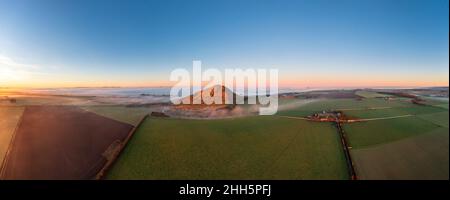 Royaume-Uni, Écosse, Berwick Nord, Drone panorama de North Berwick Law et des champs environnants Banque D'Images