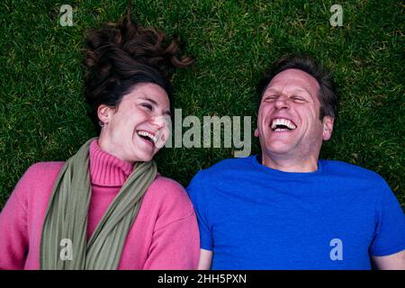Couple gai couché sur l'herbe Banque D'Images