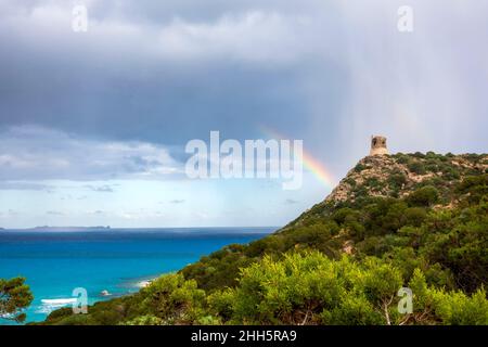 Italie, province de Sardaigne du Sud, Villasimius, Double arc-en-ciel sur Torre di Porto Giunco Banque D'Images