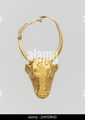 Pendentif or sous forme de tête de taureau ca.1600–1050 C.-B. Cypriote la plupart des matières premières pour les bijoux chypriotes proviennent de l'est.L’or est devenu abondant à la fin de l’âge du bronze, lorsque la Syrie et l’Égypte en étaient les principales sources.Ces boucles d'oreilles sont une création chypriote, un ornement sous forme de tête de taureau.Pendentif doré sous forme de tête de taureau.Chypriote. Ca.1600–1050 C.-B.Or.Âge de bronze tardif.Or et argent Banque D'Images