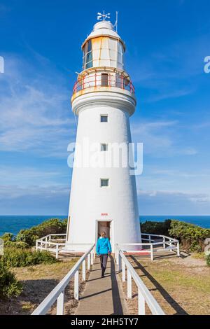 Australie, Victoria, Cape Otway, Tourisme féminin visitant le phare de Cape Otway dans le parc national de Great Otway Banque D'Images