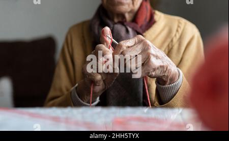 Femme âgée à la retraite triant à la maison Banque D'Images