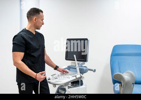 Gynécologue travaillant sur l'équipement médical à l'hôpital Banque D'Images