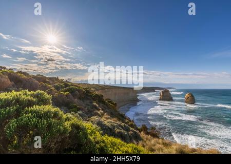 Australie, Victoria, soleil qui brille au-dessus des douze Apôtres et Gibson Steps dans le parc national de Port Campbell au lever du soleil Banque D'Images