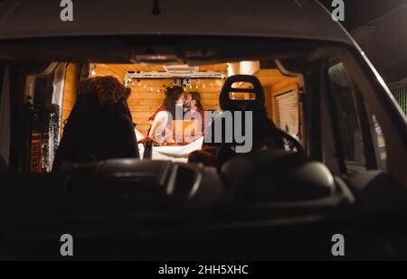 Couple romantique embrassant sur la bouche dans la maison de moteur Banque D'Images