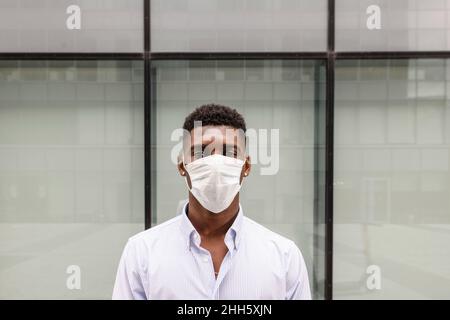 Jeune homme portant un masque de protection Banque D'Images
