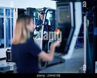 Employé de col bleu à l'usine Banque D'Images