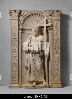 Saint Andrew 1491 Andrea Bregno Italien cette sculpture en relief de Saint Andrew, debout dans une niche à plateau de coquillages, était à l'origine sur un autel dans le Vieux Saint Pierre, à Rome.Le plan de la basilique de Tiberio Alfarano en 1571 indique où il était situé à l’intérieur du mur avant.[1] Un dessin réalisé avant le démantèlement de l’autel en 1606 montre, au-dessus de l’autel, trois saints dans des niches séparées par des pilastres finement décorés :Saint Paul à gauche, Saint Peter au centre et Saint Andrew à droite.Dans le dessin, Andrew tourne légèrement sa tête vers Pierre et embrasse avec son bras gauche la croix o Banque D'Images