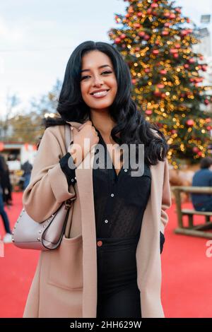 Femme heureuse portant un pardessus sur le marché de Noël Banque D'Images