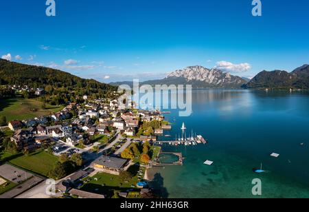 Autriche, haute-Autriche, Unterach am Attersee, Drone vue sur le village sur les rives du lac Atter Banque D'Images