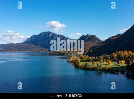 Autriche, haute-Autriche, Unterach am Attersee, Drone vue sur le lac Atter avec Hollenggebirge en arrière-plan Banque D'Images
