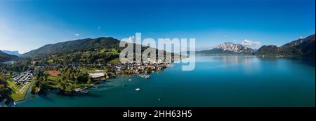 Autriche, haute-Autriche, Unterach am Attersee, Drone panorama du lac Atter et village de bord de lac Banque D'Images