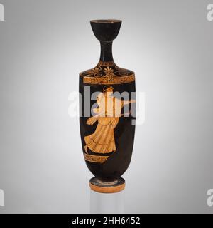 Terre cuite lekythos (ballon à huile) ca.480 av. J.-C. attribué à la femme de l'artiste-peintre de Berlin qui court avec la torche et le phiale (bol de libation) ce chiffre est certainement tiré d'une scène narrative plus grande qui a lieu la nuit, comme le retour de Persephone.Lekythos en terre cuite (fiole à huile).Grec, Attique. CA.480 C.-B.Terre cuite, figure rouge.Classique.Vases Banque D'Images