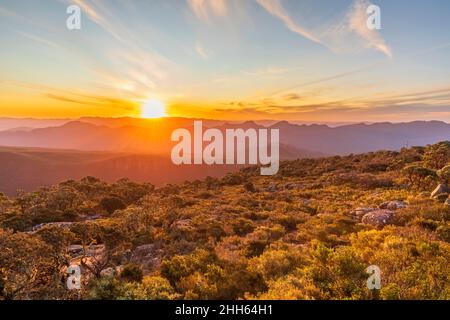 Australie, Victoria, coucher de soleil depuis le mont William dans le parc national des Grampians Banque D'Images