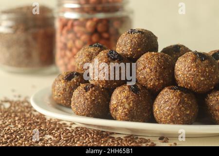 Laddu d'arachide de lin.Sucré indien à base de graines de lin grossièrement moulues et d'arachides à la noix de coco et à la jaggery fraîchement râpées, aromatisé par le cardamo Banque D'Images