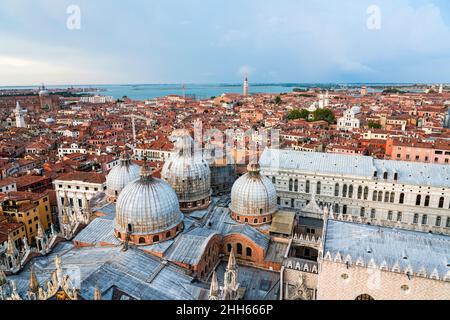 Italie, Vénétie, Venise, dômes de la cathédrale patriarcale Basilique Saint-Marc avec Palais des Doges en arrière-plan Banque D'Images