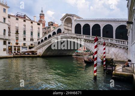 Italie, Vénétie, Venise, Pont du Rialto sur le Grand Canal Banque D'Images