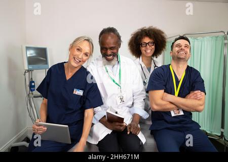 Des médecins et des infirmières joyeux ensemble dans la salle médicale Banque D'Images