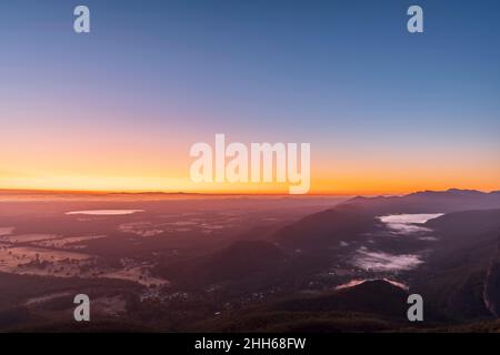 Australie, Victoria, Halls Gap, lever du soleil au-dessus du parc national de Grampians observé depuis le point de vue de Boroka Banque D'Images