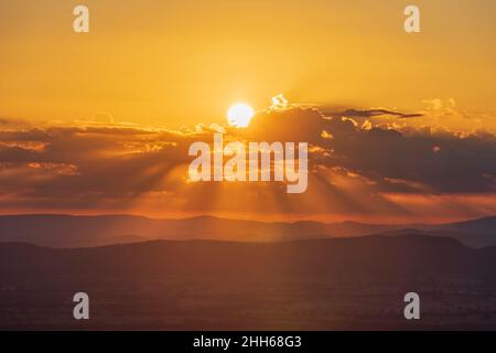 Australie, Victoria, Halls Gap, Moody Sunrise au-dessus du parc national des Grampians Banque D'Images