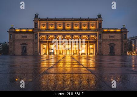 Allemagne, Hambourg, façade illuminée du musée Hamburger Kunsthalle au crépuscule Banque D'Images