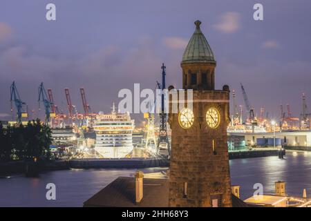 Allemagne, Hambourg, tour de l'horloge Saint Pauli Piers avec bateau de croisière amarré en arrière-plan Banque D'Images