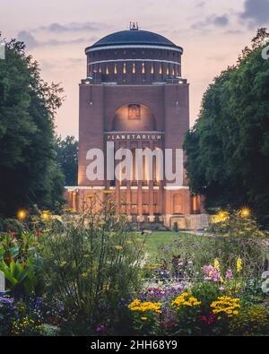 Allemagne, Hambourg, des fleurs colorées fleurissent devant le planétarium de Hambourg au crépuscule Banque D'Images