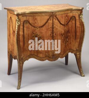 Mode de fonctionnement1765–70 British cette commode dans le goût français appartient à un groupe de commodes avec décoration marquetry de trophées musicaux, de bourgs et de bouquets de fleurs attribués et documentés par John Cobb,Qui a continué (après la retraite de son associé, William Vile, en 1764) à diriger l'une des plus grandes firmes de fabrication de cabinet à Londres jusqu'à sa mort.Mode 196518 Banque D'Images