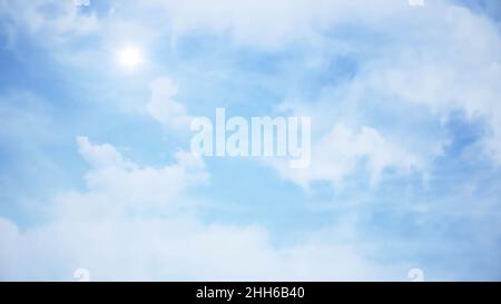 Nuages avec le soleil de l'après-midi.Animation de nuages dans le ciel bleu. Banque D'Images
