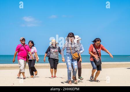 La vie sur la plage de Khao Kalok Beach au sud de Hua Hin dans la province de Prachuap Khiri Khan en Thaïlande Banque D'Images