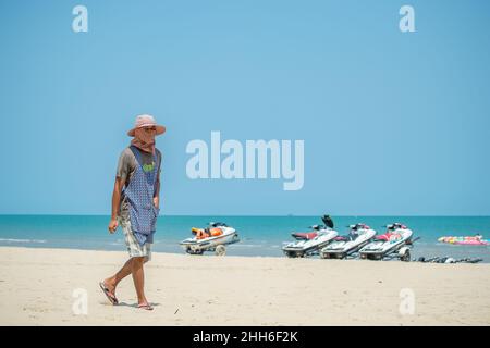 Serveuse à Khao Kalok Beach au sud de Hua Hin dans la province de Prachuap Khiri Khan en Thaïlande Banque D'Images