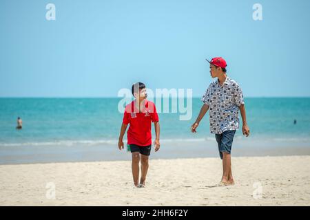 La vie sur la plage de Khao Kalok Beach au sud de Hua Hin dans la province de Prachuap Khiri Khan en Thaïlande Banque D'Images