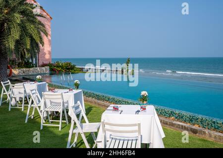 La vie sur la plage de Khao Kalok Beach au sud de Hua Hin dans la province de Prachuap Khiri Khan en Thaïlande Banque D'Images