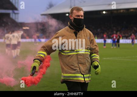 Londres, Royaume-Uni.23rd janvier 2022.Un barque de feu s'encourt avec une lumière rouge qui avait été jeté sur le terrain après que Fabinho de Liverpool] a marqué son troisième but d'équipe.Match de première ligue, Crystal Palace v Liverpool au stade Selhurst Park à Londres le dimanche 23rd janvier 2022. Cette image ne peut être utilisée qu'à des fins éditoriales.Utilisation éditoriale uniquement, licence requise pour une utilisation commerciale.Aucune utilisation dans les Paris, les jeux ou les publications d'un seul club/ligue/joueur. photo par Steffan Bowen/Andrew Orchard sports photographie/Alay Live news crédit: Andrew Orchard sports photographie/Alay Live News Banque D'Images